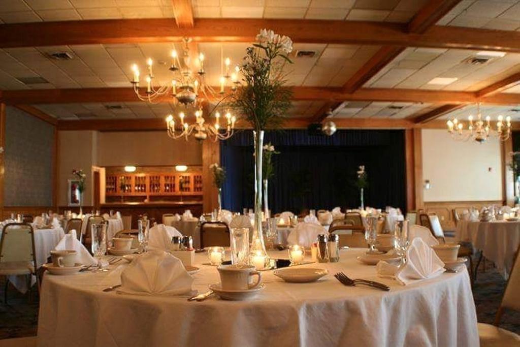 Hotel Carlisle & Embers Convention Center Luaran gambar